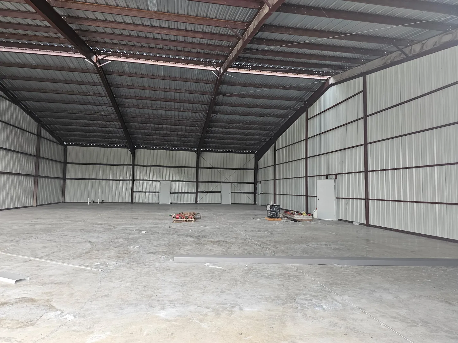 Clear-span commercial building interior